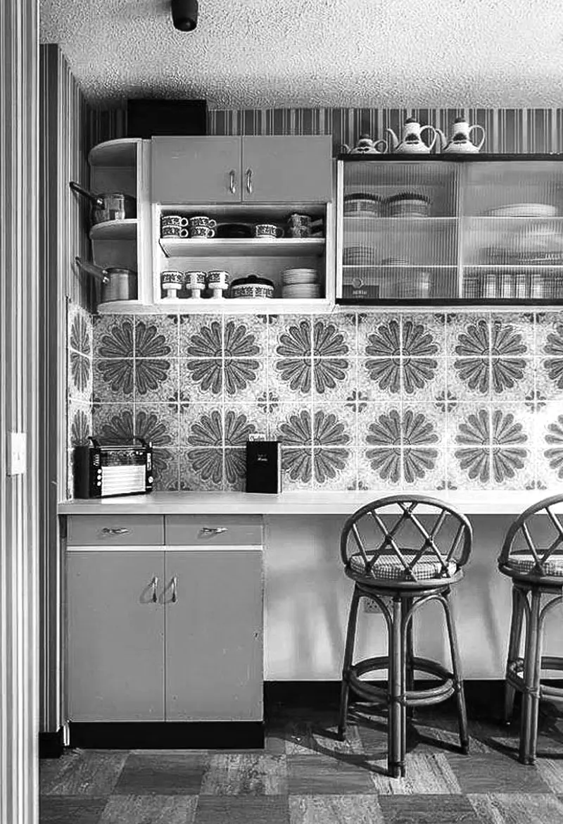 cocina de los anos 70 cocina de los años 70 con azulejos con dibujo de flor de manzanilla armarios colgados para menaje de te y encimera blanco bancos para sentarse echos con madera de mimbre