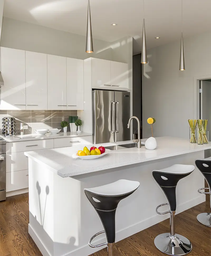cocina minimalista contenporanea con bancos y isla para preparar recetas frigorifo de doble puerta y con bancos blancos y negros de disño moderno