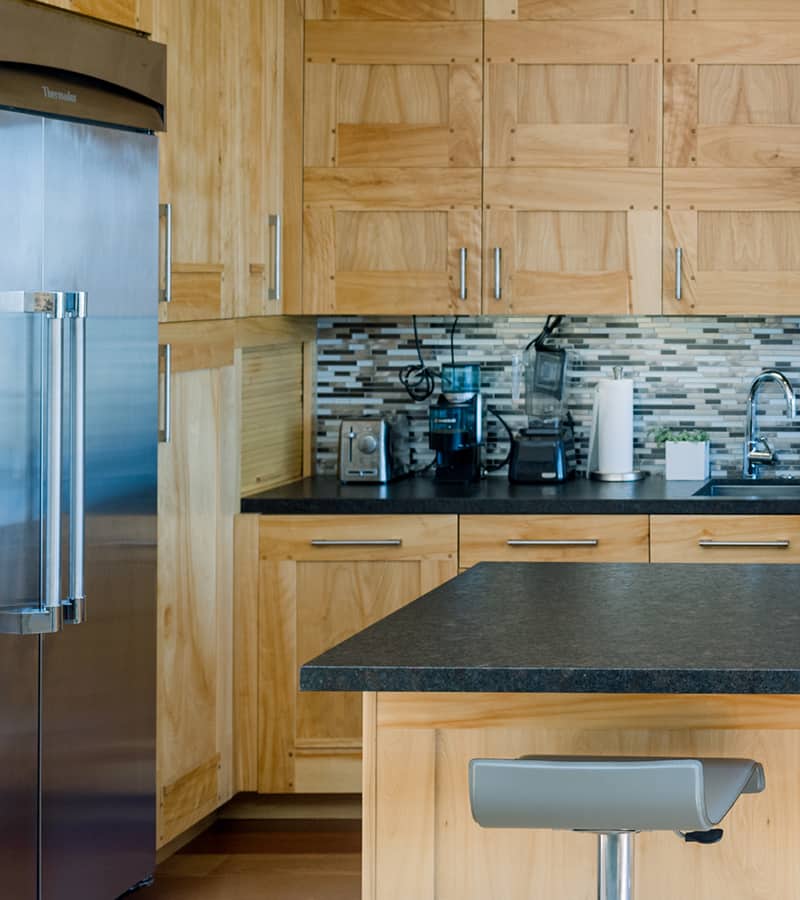 home-remodelling-56 Cocina con mubles color madera claro y encimera de granito oscuro incluye frigorifico de doble puerta de acero inoxidable